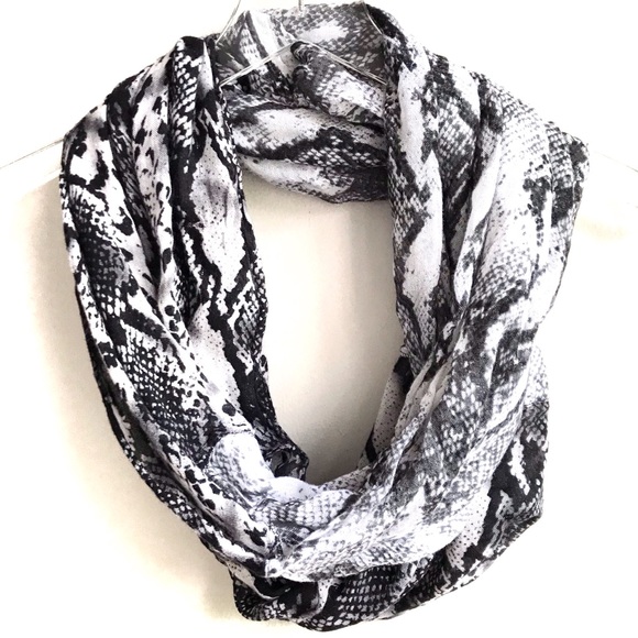 INC Women/'s One Size Snakeskin-Print Fringe Wrap Scarf
